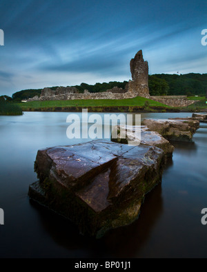 Una lunga esposizione colpo di Ogmore Castle Foto Stock