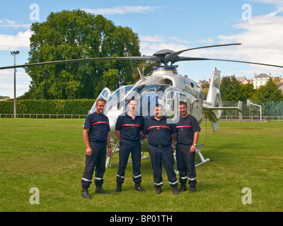 Squadra di salvataggio che posano per una foto davanti a bordo di un Eurocopter EC135 Air Ambulance - Indre-et-Loire, Francia. Foto Stock