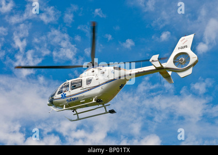 Eurocopter EC135 Air Ambulance tenendo spento - Indre-et-Loire, Francia. Foto Stock