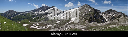 Abruzzo Lazio Molise National Park, il cosiddetto Camosciara, con vista sulle montagne e la neve in endo di inverno Foto Stock