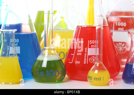Diverse sostanze chimiche in tubi di prova, contenitore di vetro in un laboratorio. Foto Stock