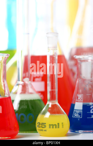 Diverse sostanze chimiche in tubi di prova, contenitore di vetro in un laboratorio. Foto Stock