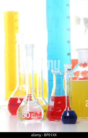 Diverse sostanze chimiche in tubi di prova, contenitore di vetro in un laboratorio. Foto Stock