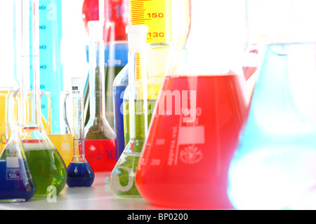 Diverse sostanze chimiche in tubi di prova, contenitore di vetro in un laboratorio. Foto Stock
