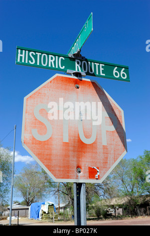 Indossato il segnale di arresto Seligman Arizona Route 66 Foto Stock