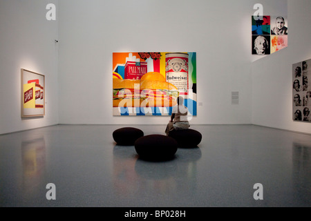 Un visitatore appare in un pop artwork chiamato vita ancora no. 33 dall artista americano Tom Wesselmann visualizzato presso il Fine Arts ala del Museo di Israele a Gerusalemme occidentale Israele Foto Stock