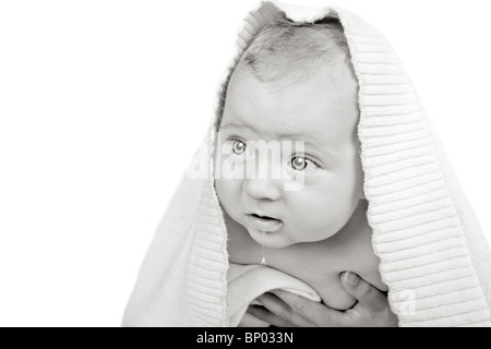 In bianco e nero girato di un simpatico baby nel cofano Foto Stock