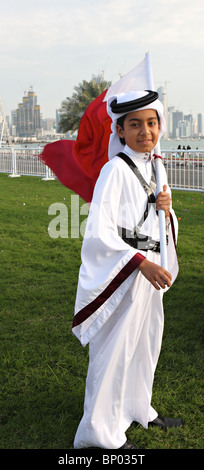 Un ragazzo Qatar in completo abito nazionale, orgogliosamente porta il suo paese a bandiera su Giornata Nazionale, 18 dic 2009, Foto Stock