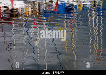 Yacht a montanti riflessa in acqua astratta increspature riflessioni, mare, nave, montante, acqua, barca, riflessione, porto, viaggi, yacht, sky, porto, blu, nautico, barca a vela, barca a vela distorsione a Hartlepool 2010 Tall Ships Race, Village e Marina, Teesside, North Yorkshire, Regno Unito Foto Stock