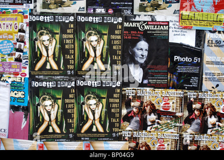 Volantini pubblicità alcune delle centinaia di manifestazioni che si svolgono durante l annuale Edinburgh Fringe Festival. Foto Stock