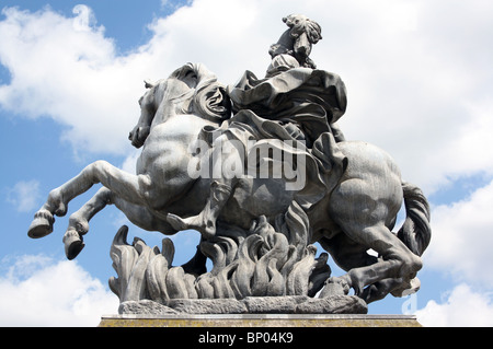 Statua equestre di Luigi XIV nella cour Napoleone del Palais du Louvre, Paris, Francia. Foto Stock