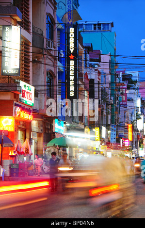 La città di Ho Chi Minh, Vietnam: Bui Vien street di notte. Foto Stock