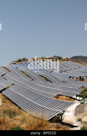 Pannelli solari in un campo in Andalusia, Spagna vicino a Nijar Foto Stock