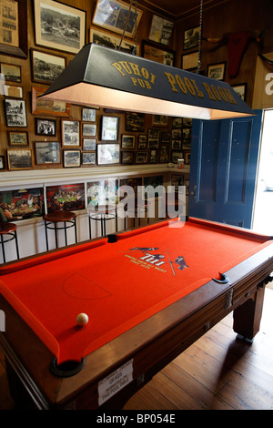 I vecchi elementi e cimeli appesi alle pareti del pub di Puhoi, Nuova Zelanda Foto Stock