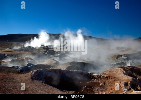 Le piscine di fango bollente al Sol de Manana Geyser Basin in Bolivia. Foto Stock