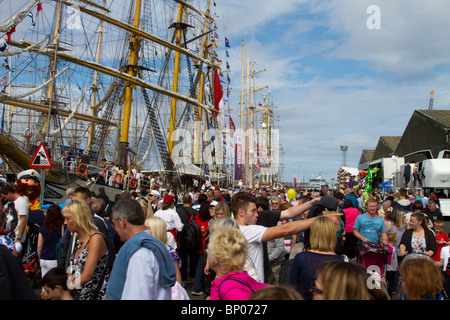 Una folla di gente che in estate Hartlepool 2010 Tall Ships Race. Villaggio occupato e Marina, Teesside, North Yorkshire, Regno Unito Foto Stock