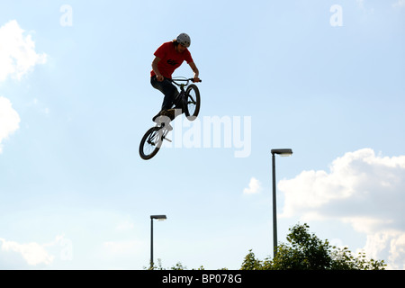 Un concorrente non identificato partecipa in una BMX/Mountain Bike contest. Foto Stock