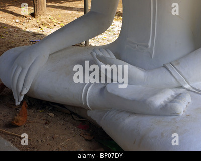 Seduta in pietra statua di Buddha nel tempio cortile, Luang Prabang, nel nord del Laos (dettaglio) Foto Stock