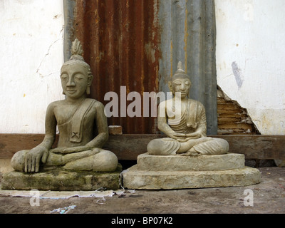 Coppia di pietre antiche statue di Buddha nel tempio cortile, Luang Prabang, nel nord del Laos Foto Stock