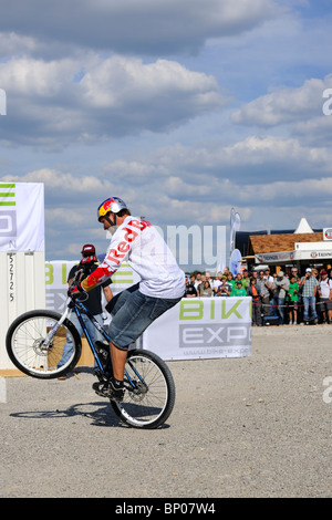 Campione del Mondo Trial Biker Petr Kraus al Bike Expo di Monaco di Baviera che mostra alcuni dei suoi trucchi. Foto Stock