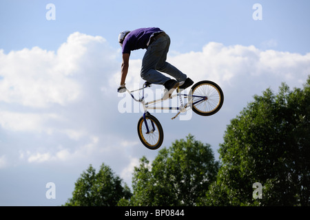 Un concorrente non identificato partecipa in una BMX/Mountain Bike contest. Foto Stock