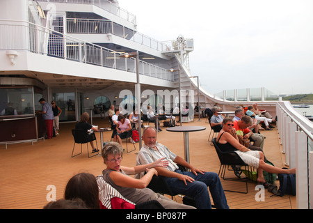 I passeggeri sulla terrazza solarium della Stena Line traghetto Foto Stock