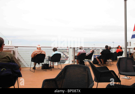 I passeggeri sulla terrazza solarium della Stena Line traghetto Foto Stock