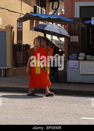 Giovani monaci sulla strada di Luang Prabang, nel nord del Laos Foto Stock