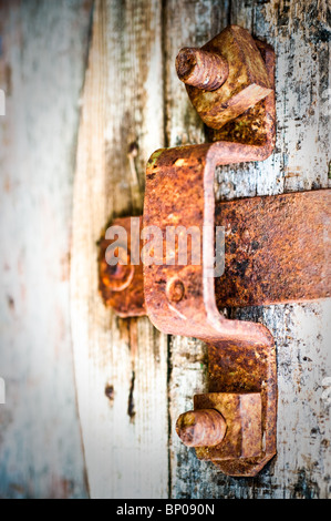 Metallo arrugginito e uno sfondo di legno Foto Stock