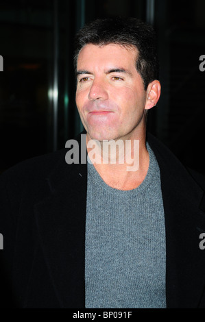 Simon Cowell tira facce buffe come arriva di nuovo al suo manchester hotel dopo le riprese in gran bretagna da got talent. Foto Stock