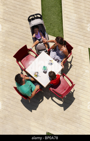 Famiglia seduti a tavola Foto Stock