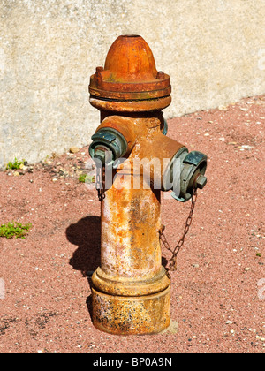 Vecchie e arrugginite idrante di fuoco - Francia. Foto Stock