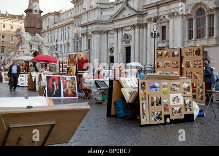 Artisti vendono le loro opere d'Arte di strada. Italia, Roma, Piazza Navona. Foto Stock
