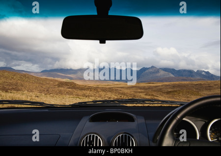 Le montagne si vede attraverso il parabrezza di automobile Foto Stock