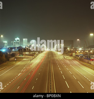 Strada che conduce verso il paesaggio urbano di notte Foto Stock