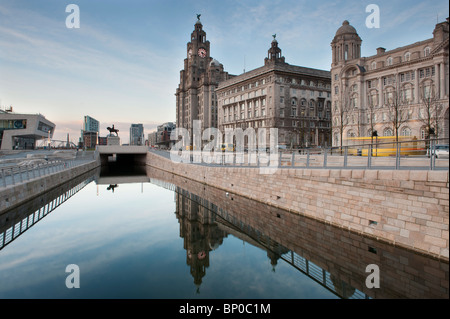 La Pier Head New Ferry Terminal & Liver Building Liverpool Merseyside Regno Unito Foto Stock