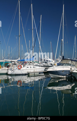 Sailing yacht ormeggiati a Marina Foto Stock