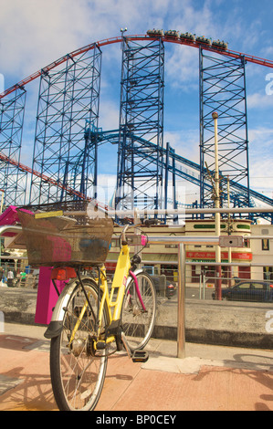 Noleggio biciclette e Big One roller coaster a Blackpool Pleasure Beach parco divertimenti. Foto Stock