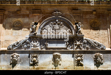 Pilar de Carlo Fontana, 1554, sull approccio alla Alhambra di Granada, Andalusia. Foto Stock