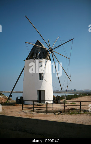 Mulino a vento, Parc Regional de las Salinas, Salinas y Arenales de San Pedro del Pinatar, Murcia, Spagna Foto Stock