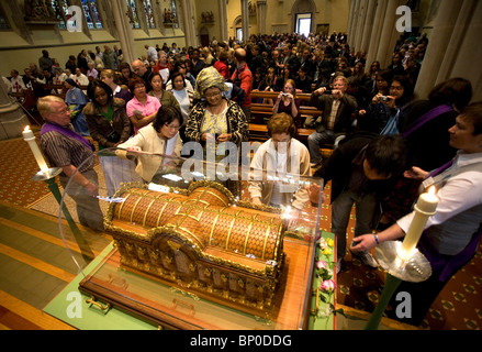 File di adoratori di passato le reliquie di santa Teresa di Lisieux presso il St John's cattedrale cattolica a Portsmouth. Foto Stock