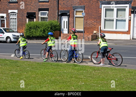 Bikeability escursioni in bicicletta la formazione in materia di sicurezza per scolari, Swinton, Salford, Greater Manchester, UK. Foto Stock