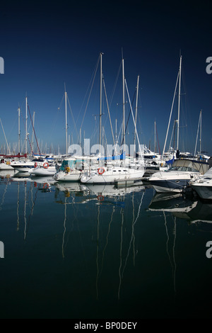 Sailing yacht ormeggiati a Marina Foto Stock