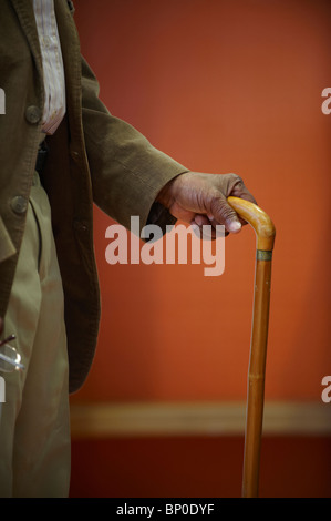 Uomo anziano la mano sul bastone da passeggio Foto Stock