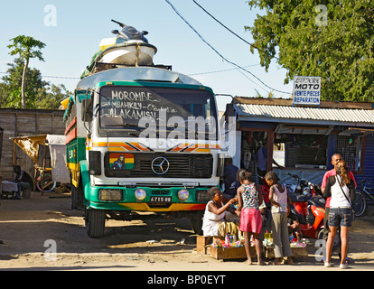Hawker vendere beni per i passanti al di fuori di un taxi brousse (bush) in taxi dalla stazione di Toliara aka Toliary fkaTulear, Atsimo Andrefana, SW del Madagascar Foto Stock