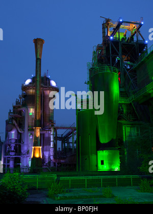 Il vecchio impianto siderurgico a Landschaftspark Duisburg-Nord illuminata di notte Foto Stock
