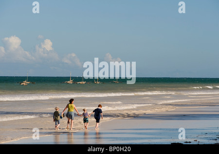 Kenya, Costa, la spiaggia di Diani. La famiglia per godersi la spiaggia. (MR) Foto Stock