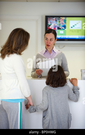 Receptionist in ambulatorio medico Foto Stock