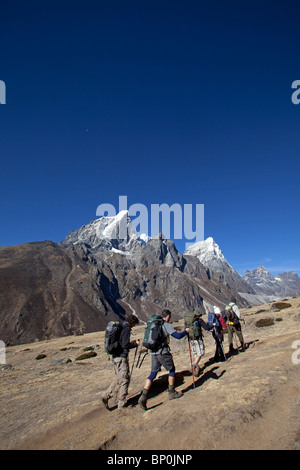 Il Nepal, Everest Regione Valle del Khumbu. Un gruppo di escursionisti fanno la loro strada verso Dughla attraverso la valle di Periche. Foto Stock