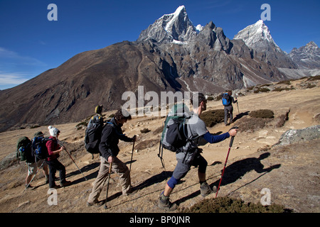 Il Nepal, Everest Regione Valle del Khumbu. Un gruppo di escursionisti fanno la loro strada verso Dughla attraverso la valle di Periche. Foto Stock